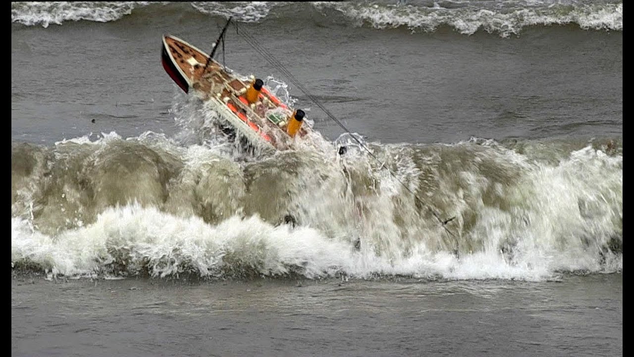 RMS TITANIC: Hurricane hits famous ship - will she survive the tremendous wind, waves and current?