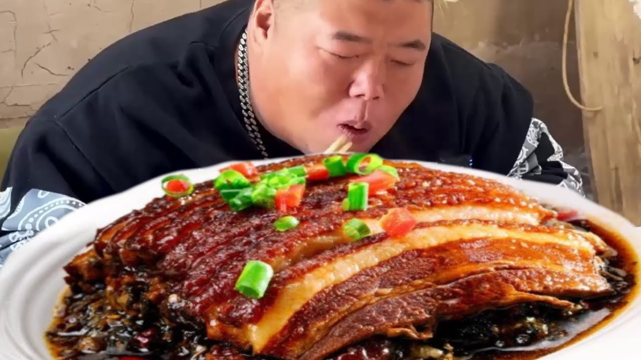 The preserved vegetables soaked up all the meat juices, and Monkey King enjoyed eating it immensely.