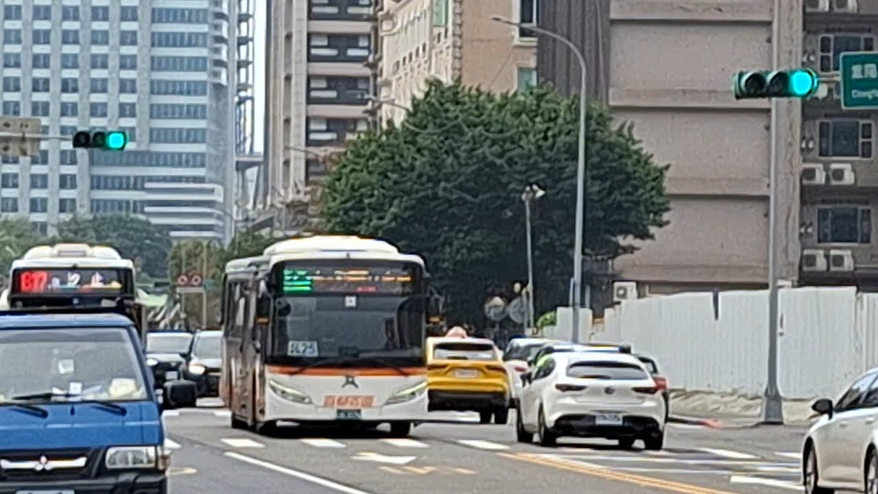 [兩台公車並排直行行駛] 兩台不同營運公司的公車分別在中國電視公司：首都客運紅25區往南港不停的駛過此站；新北客運（金龍電巴）817往汐止進站停靠和發車離站