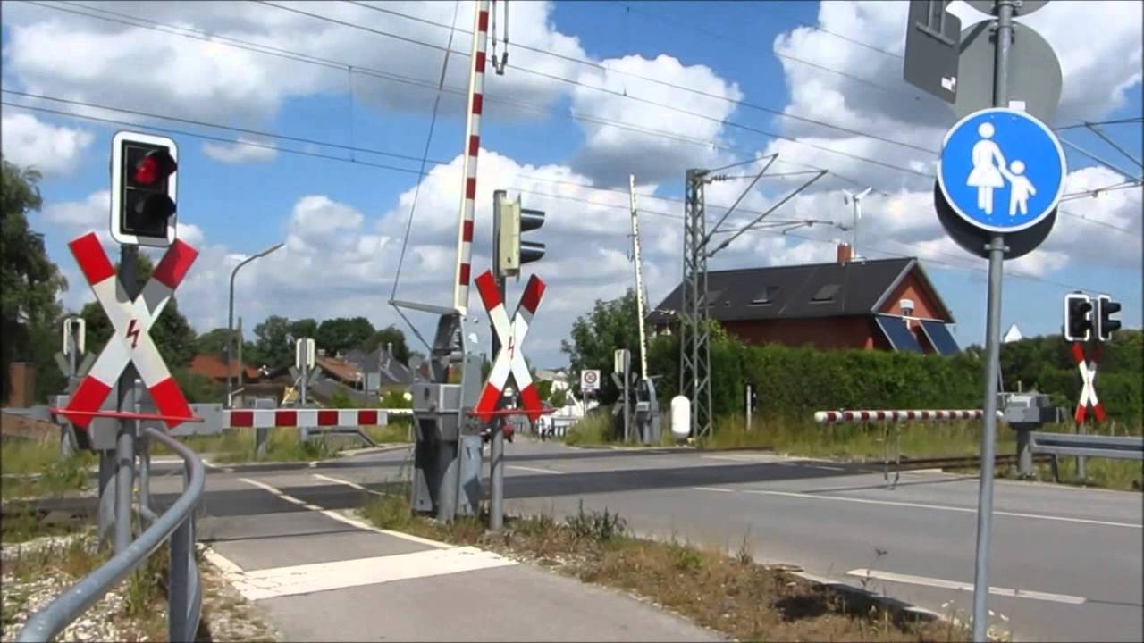 Züge am BÜ 