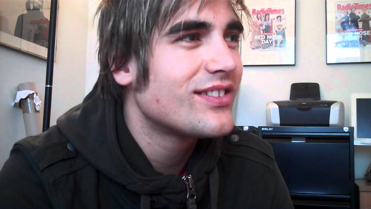Sugarscape get to know Charlie Simpson in under 3 minutes...and touch his eyebrow.