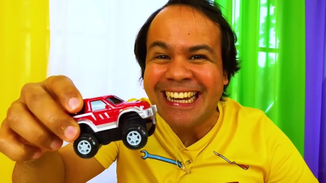 O que o carro vai fazer ao chegar na casa do amigo? História infantil com brinquedos em português.