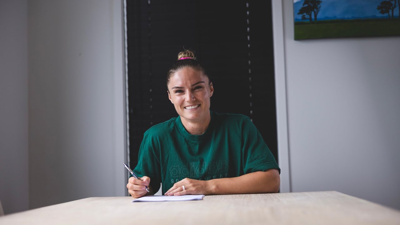 Michaela Blyde Signs || Exclusive Interview