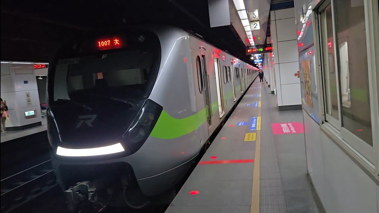 1007次基隆發車經由西部幹線開往鶯歌的銀綠色微笑號EMU900型十輛一編組EMU952車王編組區間快車