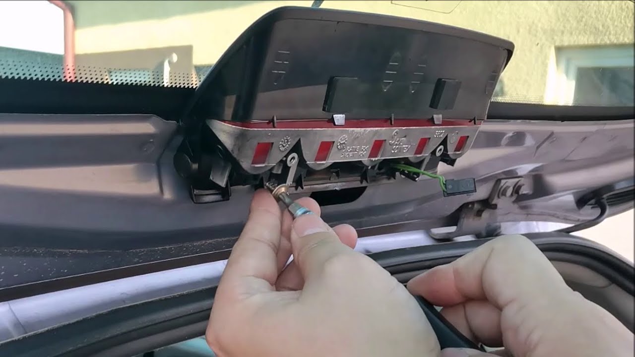 Trzeci stop i listwy drzwi w samochodzie Citroën Xsara Picasso.
