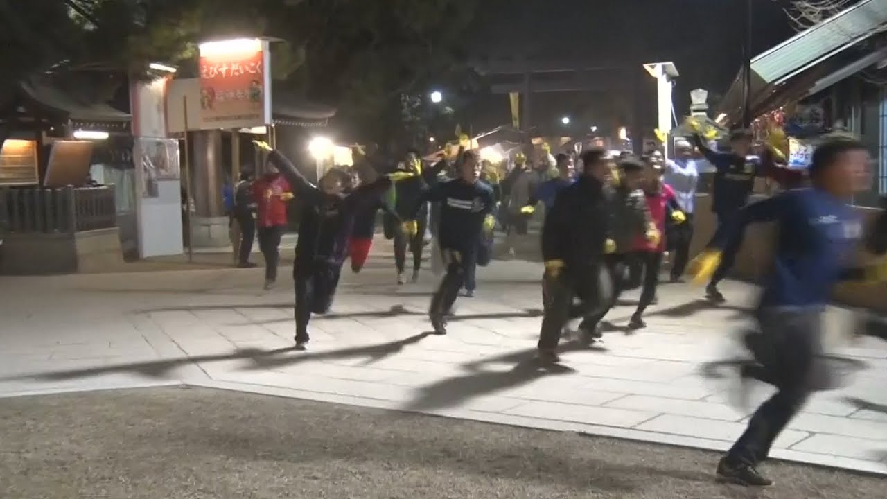 Thousands race through Japan shrine to become 'luckiest man of the new year'