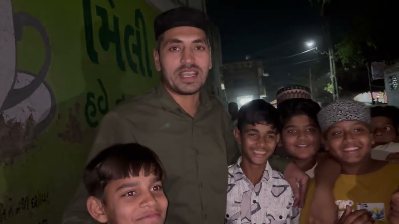 Baccho Ko Padhai Taravih Ki Namaz. Or Namaz Padhne Par Diya Surprise 