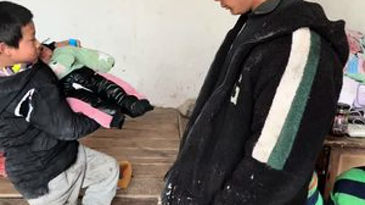 小孩都饿了 叫他抱着小孩还不抱 还有一个小孩感冒 你说这次该怎么办？ 还动不动就发火#快点好起来