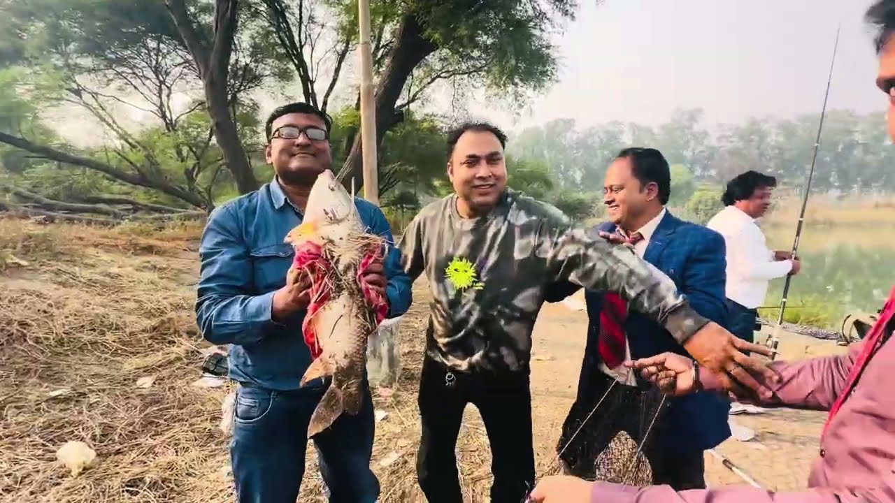 কোট প্যান্ট পরে মাছ ধরছে কি সৌখিন বাবুরা 🎣🎣 | Old Style But Best Result