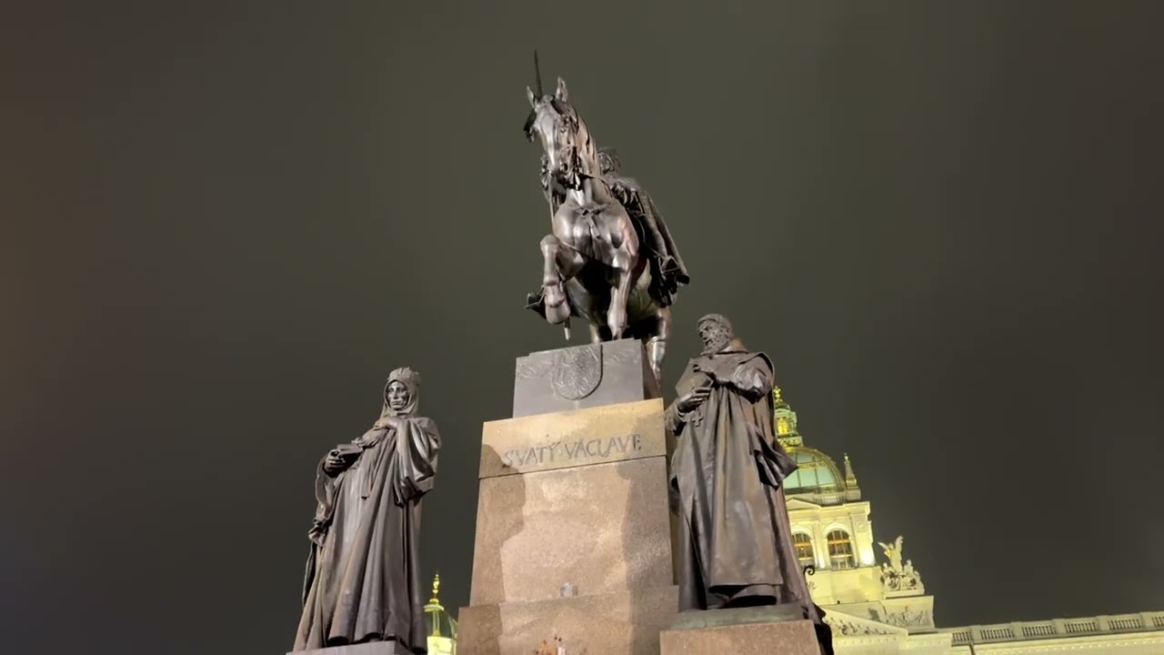 Prague at Christmas 🇨🇿 | Busy Markets & Festive Streets (POV Walk)