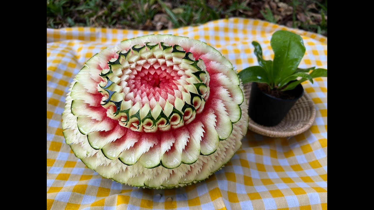 การแกะสลักแตงโมลายพริ้วม้วนกลีบ Watermelon Carving