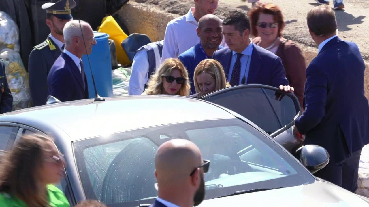 Meloni e von der Leyen a Lampedusa, una donna grida: 