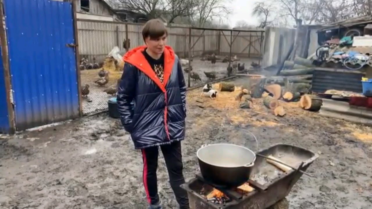 Готую бограч в селі на вогнищі 