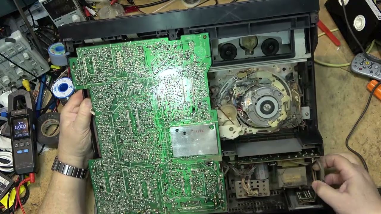 У многосистемного видеомагнитофона Sony SL500E Betamax возникла серьезная проблема.