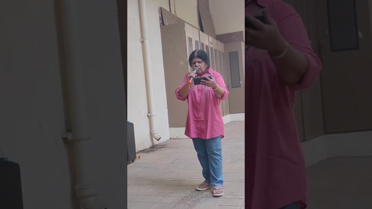 Mujhe mast mahaul mein jeene de