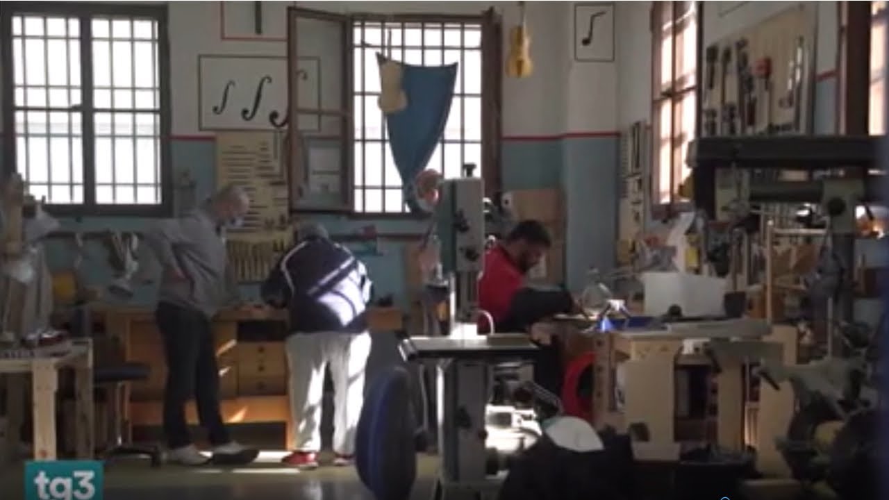 Milano, nel carcere di Opera violini realizzati con il legno dei barconi dei migranti