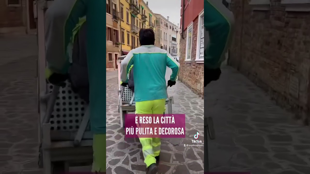 VENEZIA🔸Come ogni giorno, dall‘alba, le squadre di Veritas in azione per la raccolta porta a porta