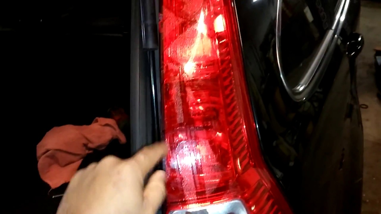 2006 A 2012 Honda CR-V cómo cambiar la luz de los frenos o luz trasera.