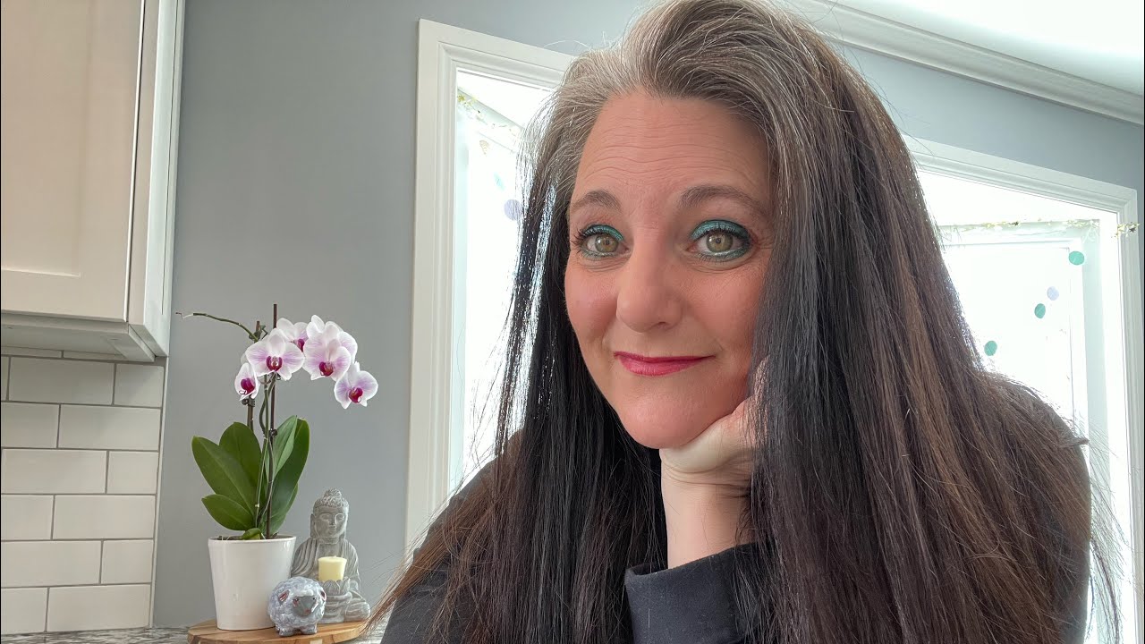I DON’T WANT TO DYE - TOP 5 REASONS WHY I STOPPED COLOURING MY HAIR - 6 MONTH GREY HAIR TRANSITION