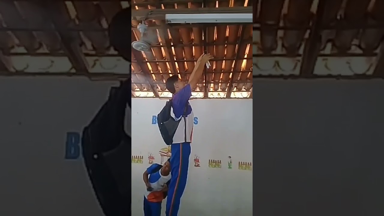 l&acirc;mpada quase caiu na cabe&ccedil;a do menino kkkkkkk