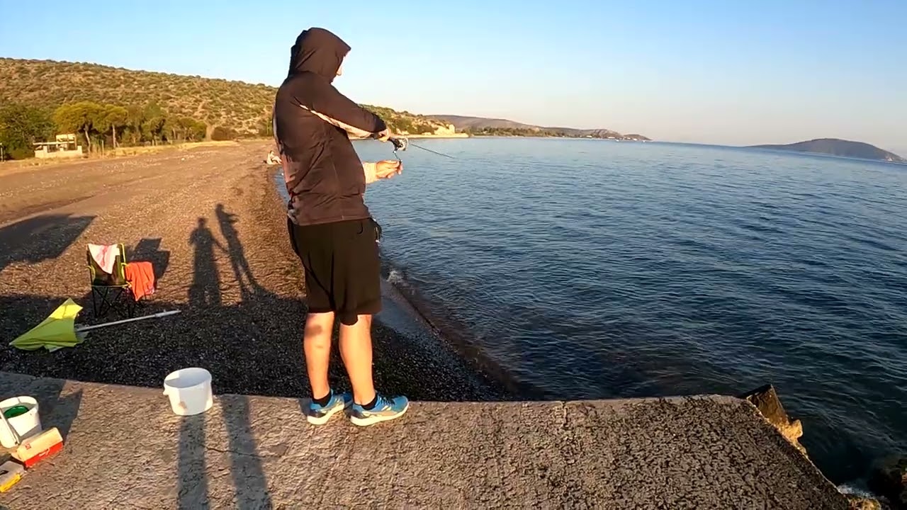 🎣SPINNING DAY | Αποστόλης | Ένα Προϊστορικό Λαβράκι + Κάτι Κοκκάλια  #Anglerades