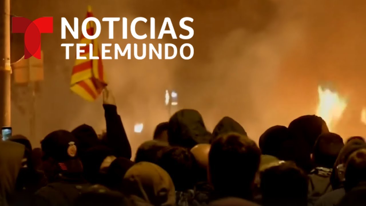 EN VIVO: Disturbios frente a las instalaciones de la Policía Nacional de Barcelona | Telemundo