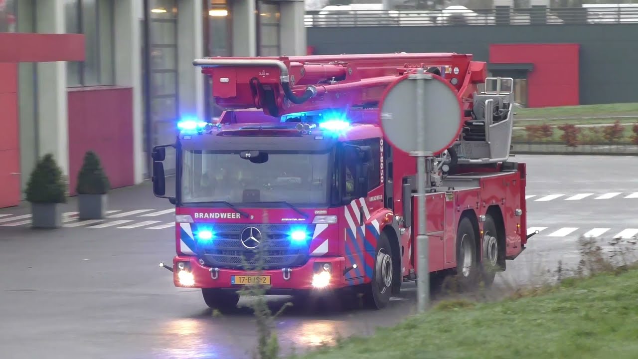 [29-12-2021]Sirenewissel!, Brandweer en Ambulance's Met Spoed in Emmen!