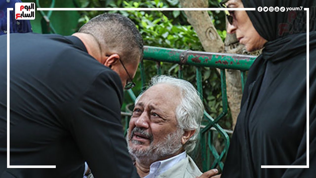 انهيار خالد زكى أثناء تشييع جنازة زوجته.. والإعلامي عمرو الليثي يقبل رأسه