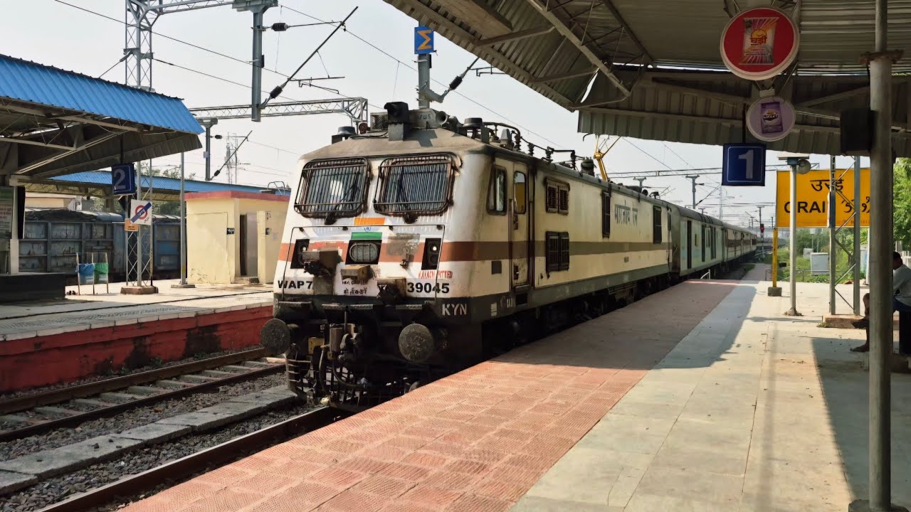12143 LTT- Sultanpur Express arriving Orai Station  