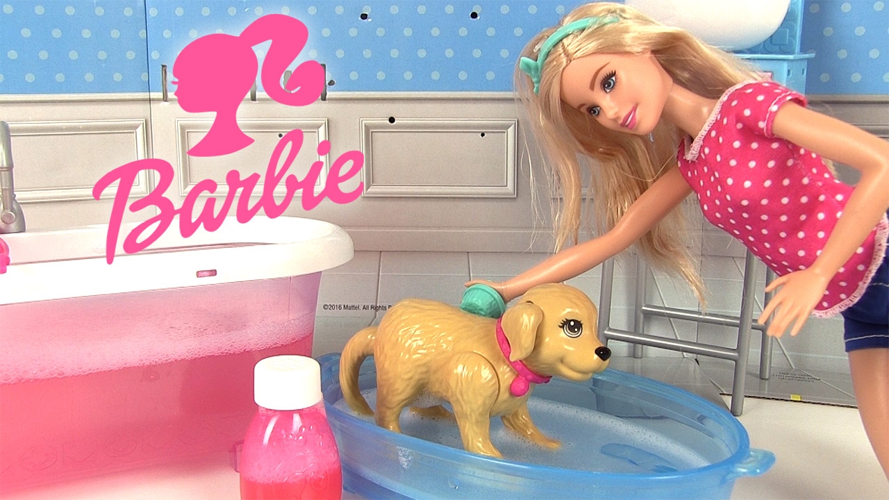 Poup&eacute;e Barbie son chien Taffy et sa salle de bains avec baignoire Histoire de Jouets