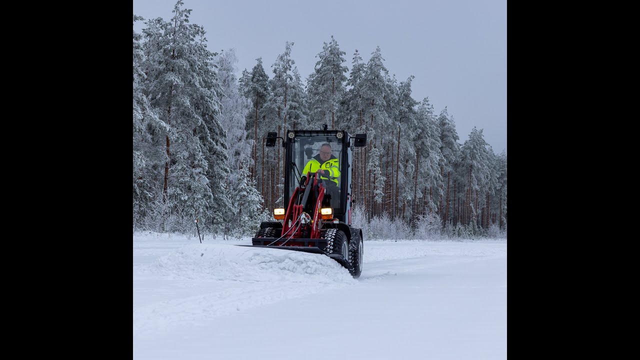 Thaler 2438 lämpimällä ohjaamolla suomen talvessa.