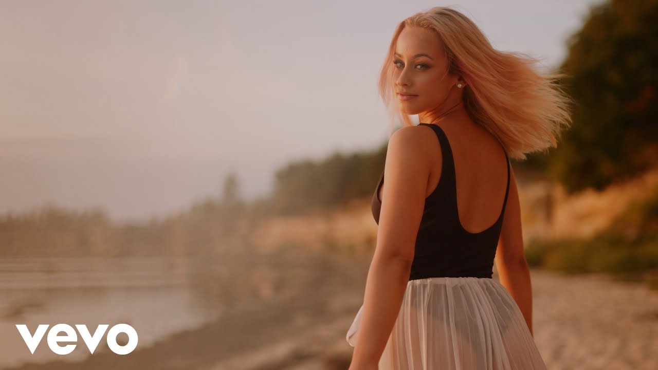Merilin Mälk - Sinisilmne (Lyric Video)