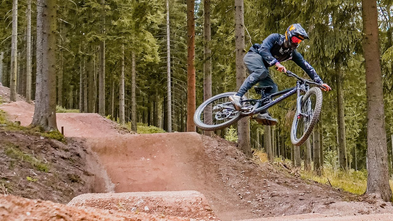 Nur 600 Meter lang? Lohnt sich die neue Jumpline im Bikepark Oberhof? Canyon Sender | Fabio Schäfer