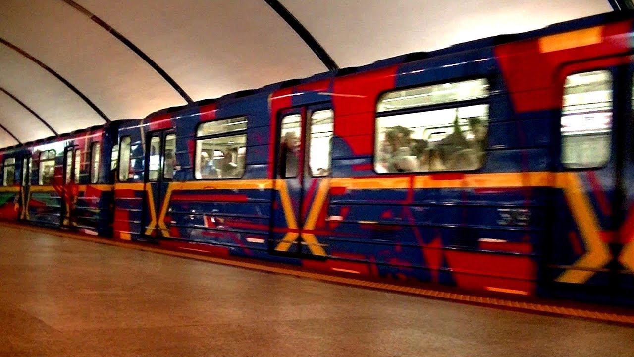 Арт-поезд метро на станции Васильковская