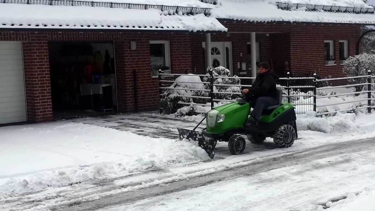 Schneeräumen mit Rasentraktor