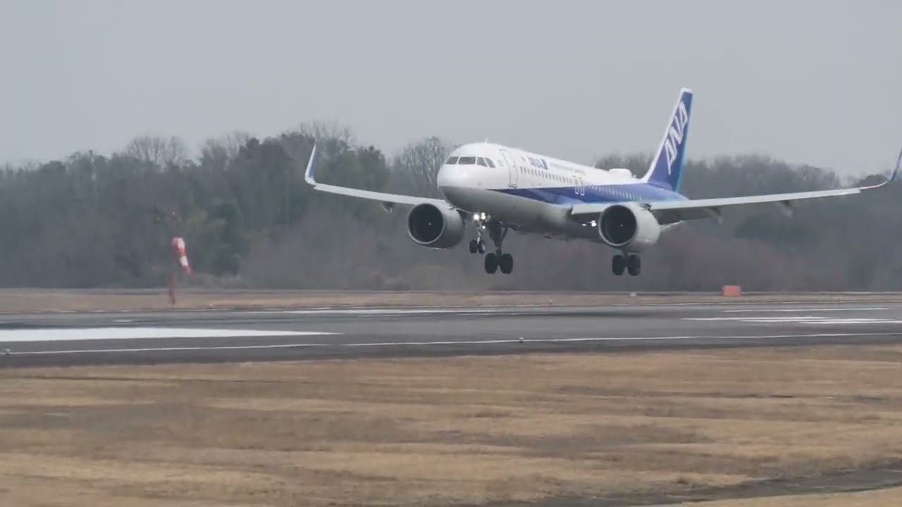大空に飛び立つ！高松空港離着陸機