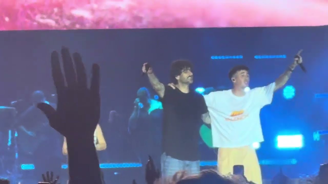 #melendi ##arenalsound #2025  Destino o casualidad a dúo con dos fans del público.
