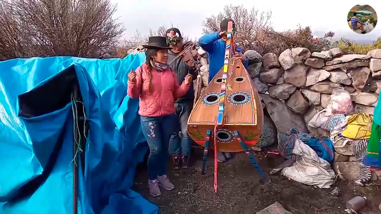 HERRANZA CON ARPA Y VIOLIN CON MEDALLITA DE TINTAY