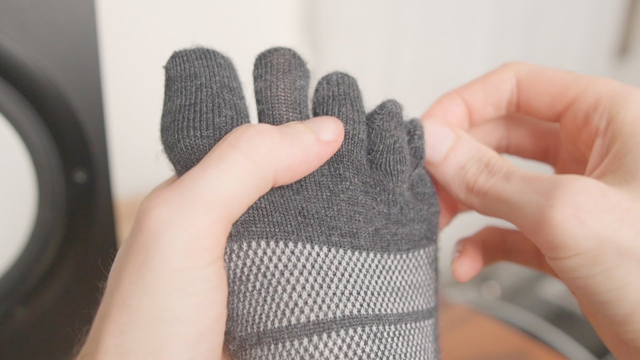 TOE SOCKS / how to put on injinji's in ten seconds
