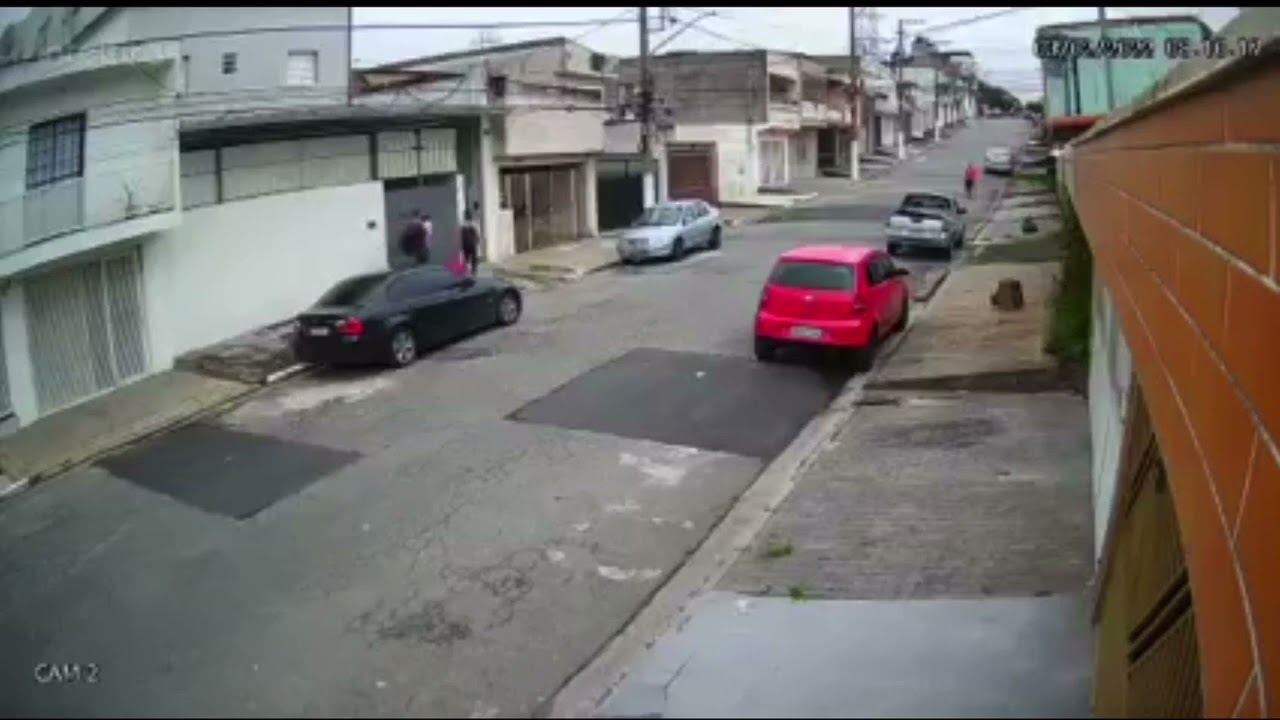 PAI COM FILHO NO COLO REAGE A ASSALTO E ATIRA EM BANDIDO!