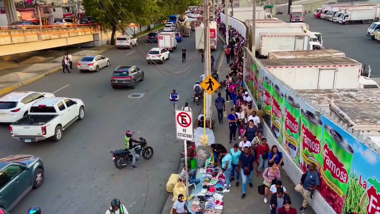 Dominicano, cuando sale a la calle en navidad. Esto es lo que te encuentras.