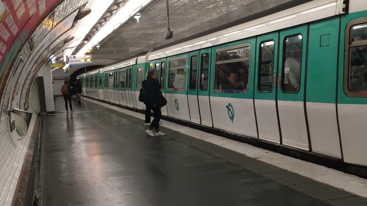 Métro 13 RATP : Arrivées et départs de deux MF77 à la Station Garibaldi.