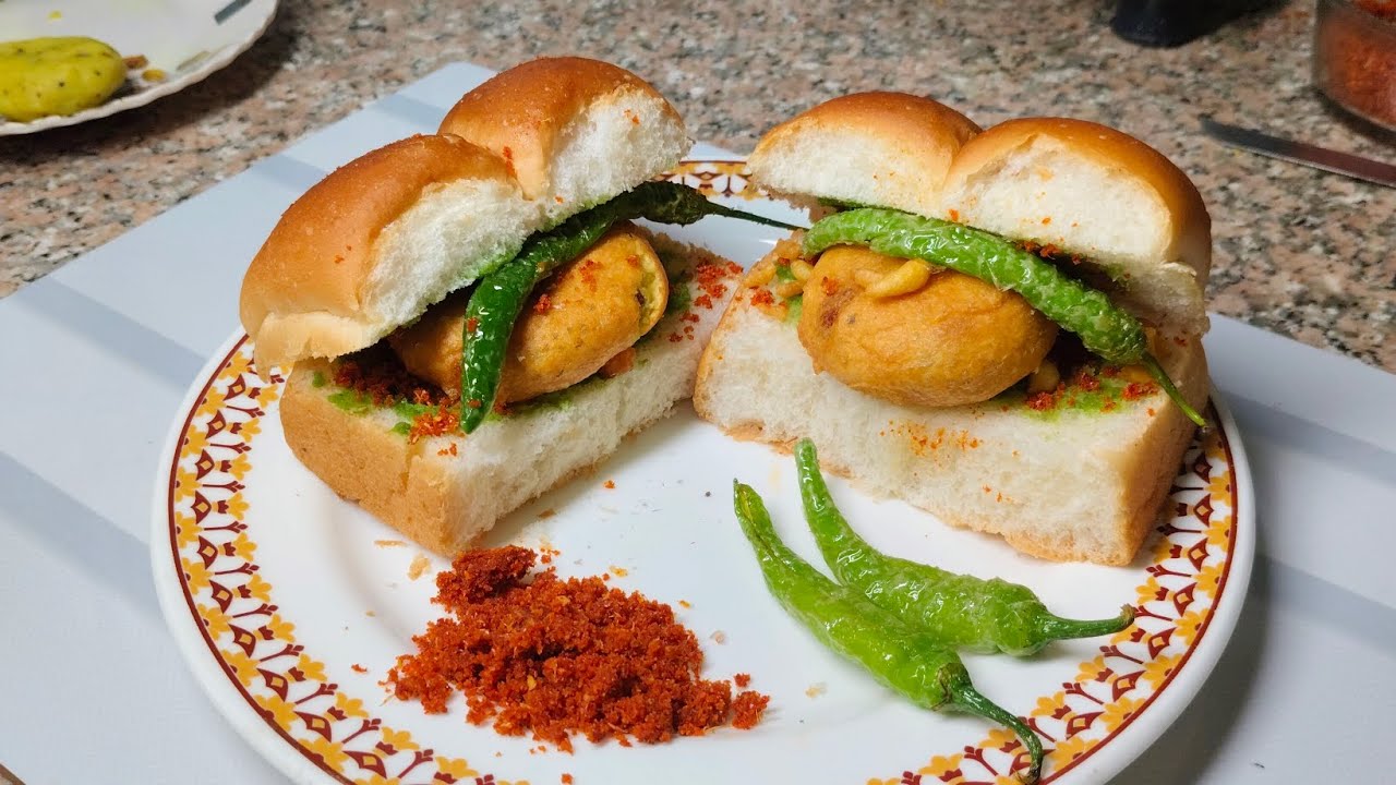 Mumbai Style Vada Pav 😋 | घर पर बनाएं असली मुंबई वाला वड़ा पाव | Street Style Recipe 