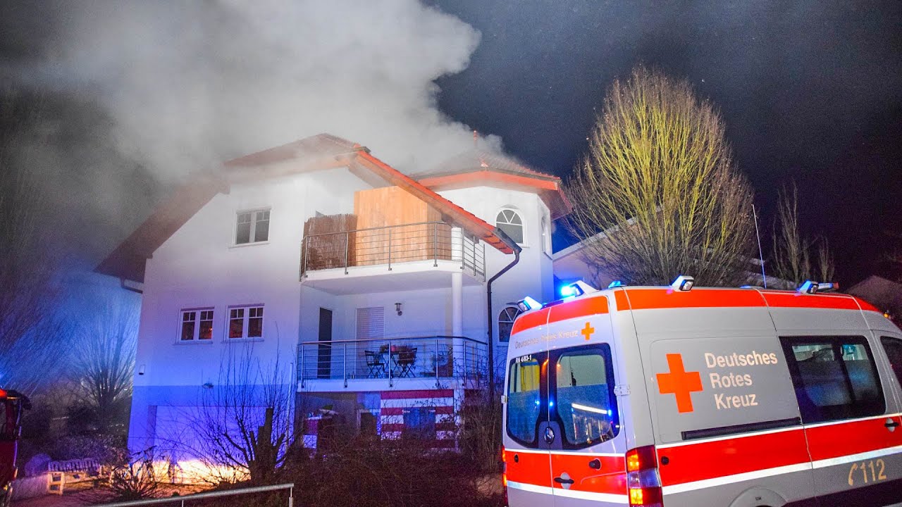 ++ MASSIVER BRAND IN WOHNHAUS ++ FEUERWEHR im EINSATZ ~ FEUER & RAUCH - (Explosionsartige Knalle) -