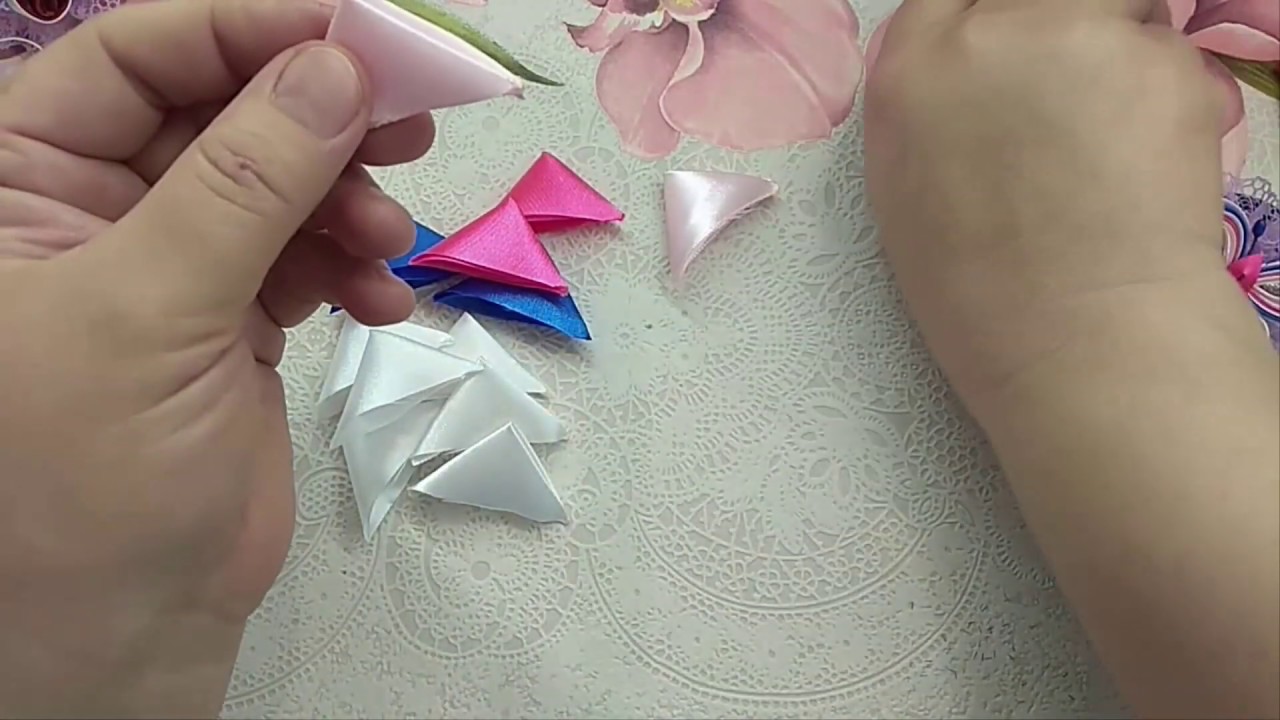 Нарядные резиночки - бабочки с крылышками из многослойных лепестков