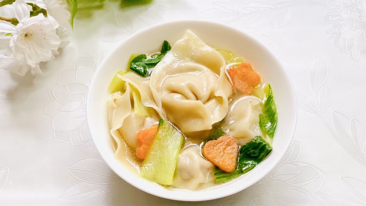 Einfache Wan-Tan-Suppe ( Maultaschen, Knödeln) nach Asiatischer art mit Fleisch und Gemüse.