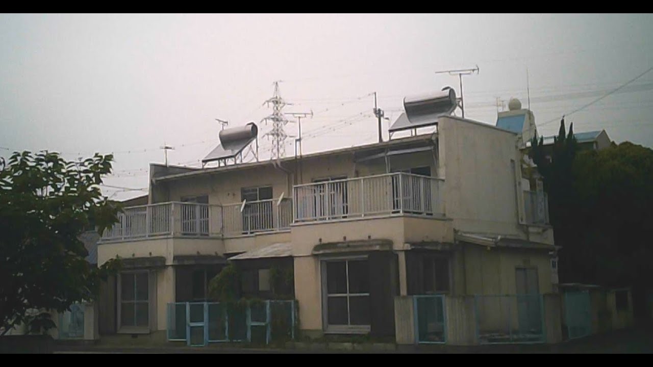 香川県丸亀市土器町東　新しいモダンなニコイチと古い地味なニコイチ