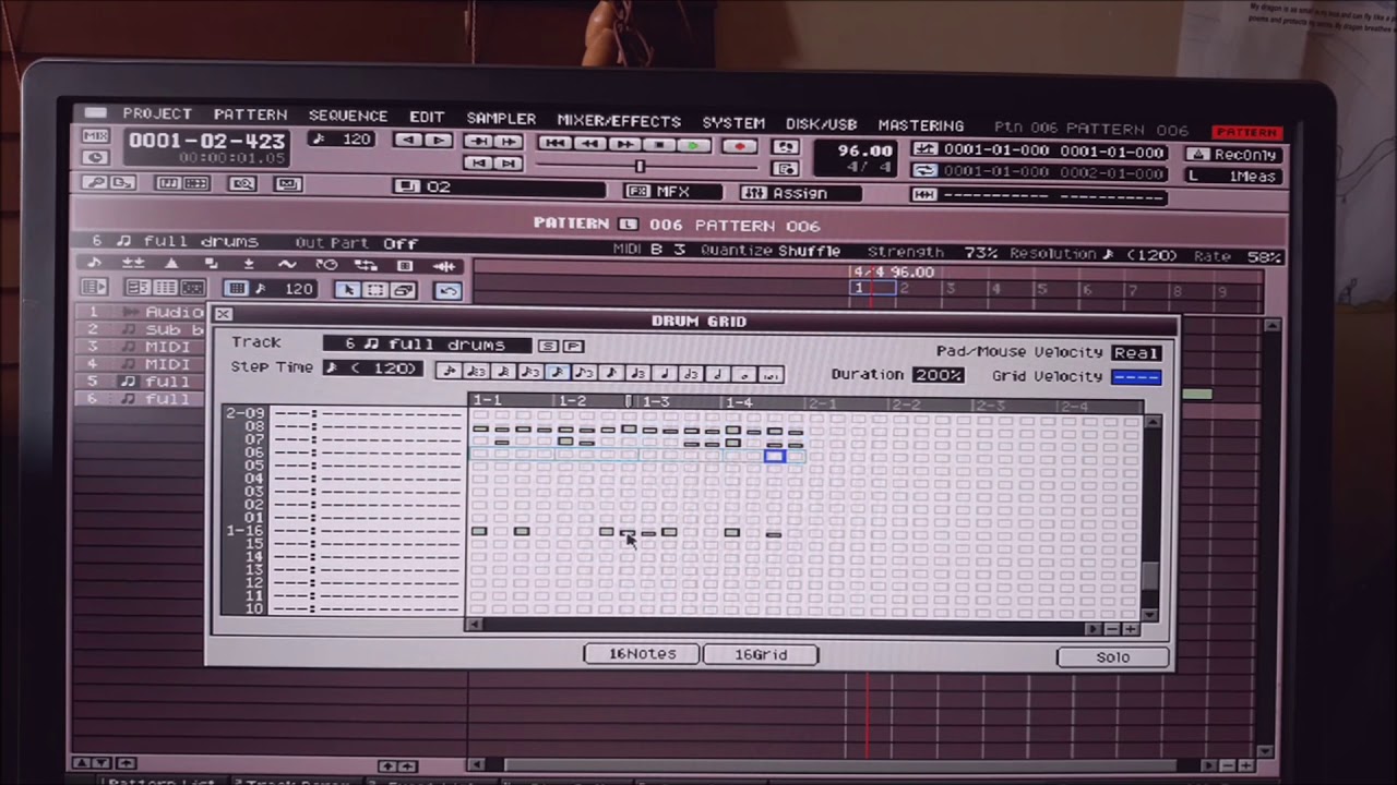 Drum Sequencing Roland MV 8800.