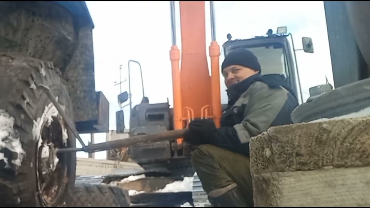 Вкатили передний мост Шиномонтаж экскаватором.