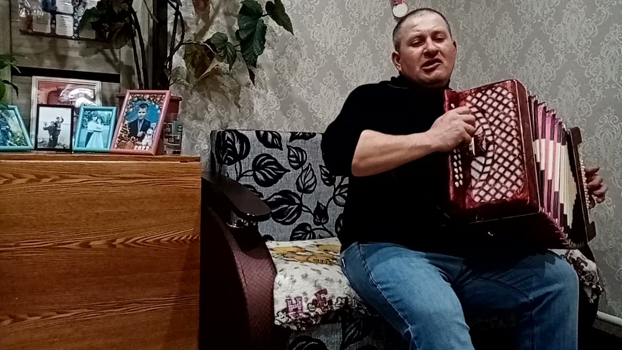 Ты одна стоишь у клёна!